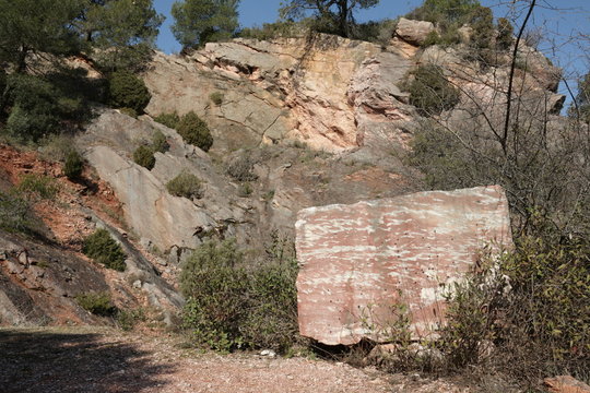 Carri&egrave;re de marbre rose &agrave; Caune minervois dans l'Aude, France