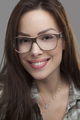 Obraz premium Woman and wooden glasses