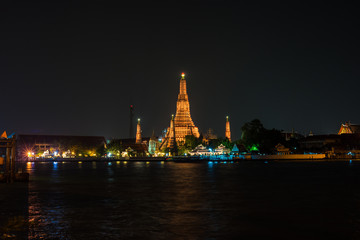 Fototapeta na wymiar Night scene view of Wat Arun (Temple) across Chao Phraya River
