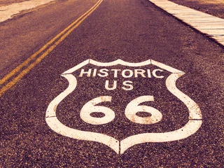 Crédence de cuisine en verre imprimé Route 66 Panneau routier historique de la Route 66 des États-Unis sur l& 39 asphalte à Oatman, Arizona, États-Unis. La photo a été prise lors d& 39 un voyage en moto à travers les États du sud-ouest des États-Unis.