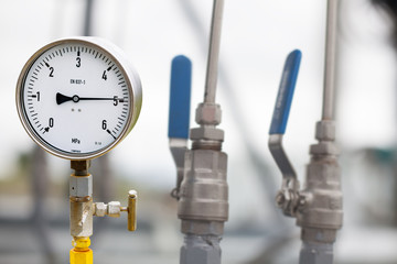 Pressure gauge in oil and gas production process for monitor condition