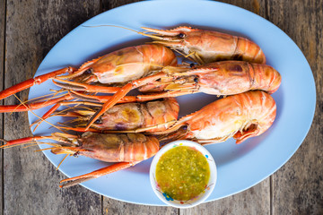 Delicious river shrimp fire burned with seafood sauce