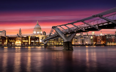 Dramatischer Sonnenuntergang hinter der St. Pauls Kathedrale in London 