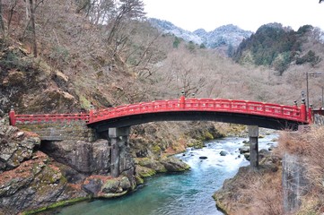 Fototapeta na wymiar red bridge in winter