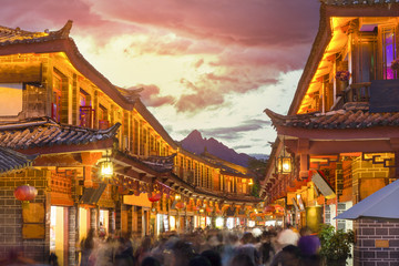 Vieille ville de Lijiang le soir avec des touristes bondés, Yunan, Chine.