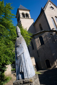beeld van sint Willebrord in echternach