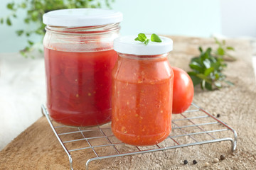 Tomatensaft in Einmachgläser