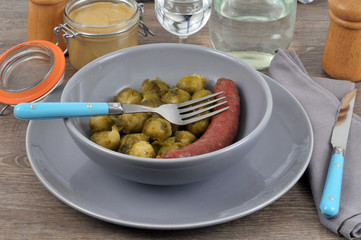 Saucisse avec des choux de Bruxelles