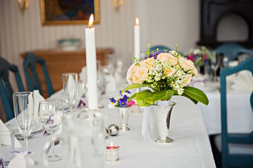 A very nicely decorated wedding table with plates and serviettes.
