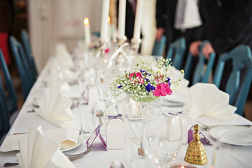 A very nicely decorated wedding table with plates and serviettes.