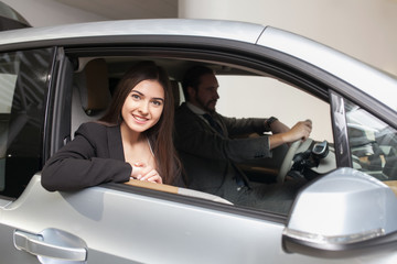 couple chooses the car in the showroom
