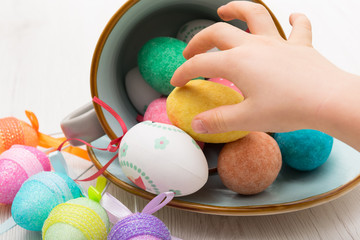 manina di bimbo che ruba uova di pasqua 