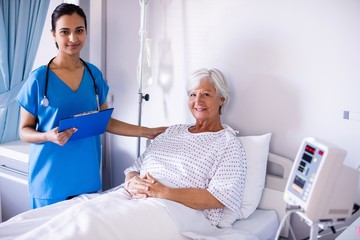 Obraz premium Female doctor and senior patient smiling