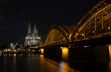 Fototapeta premium Gold schimmernde Brücke