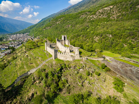Grosio - Valtellina (IT) - Castello Nuovo e San Faustino - Parco delle incisioni Rupestri - vista aerea 