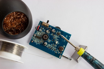 Soldering of electronic components on the PCB