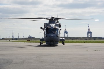 Hélicoptère Merlin de la Royal Navy © altitudedrone