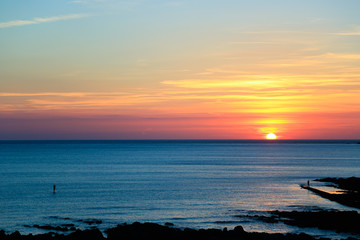 Fototapeta na wymiar sunset over sea and beach 