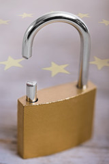 Gebrochenes Schloss mit Europa Sterne im Hintergrund