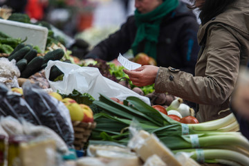 Comprando y vendiendo en un mercado tradicional