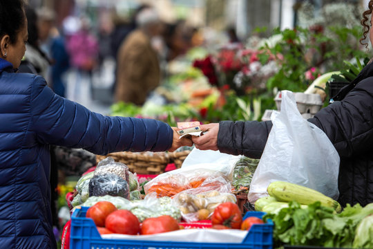 Comprando y pagando en el mercado tradicional