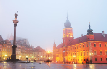 Fototapeta na wymiar Smog in winter Warsaw old town. Foggy cold evening of February 2017. Central square with royall palace, Sigismund's Column