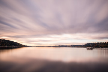 Obraz premium Long exposure of dawn over Lake Washington on a cloudy day