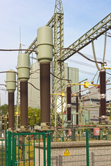 Hochspannungs-Umspannwerk mit Transformatoren