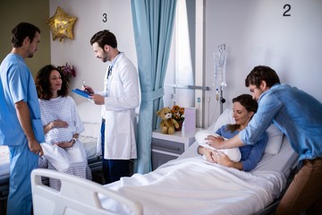 Obraz premium Couple with their newborn baby in the ward