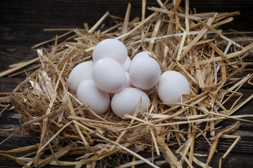 Jajka w wiklinowym koszu © Olo