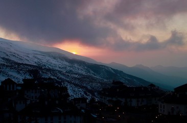 Fototapeta premium Atardecer en la nieve