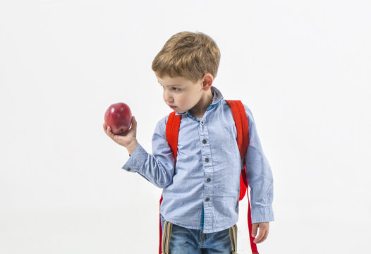 Niño Enseña Fruta Con Manzada En La Mano