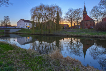 Fototapeta na wymiar Wustrow / Sonnenuntergang über der Jeetzel in Wustrow (Landkreis Lüchow-Dannenberg, Niedersachsen, Deutschland). Aufgenommen am 16. März 2017.