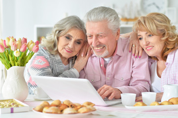 Obraz na płótnie Canvas Elderly people using a laptop