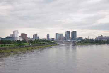 Fototapeta na wymiar Ciudad con el rio de fondo