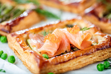 Blätertteig gebäck mit spargel und lachs