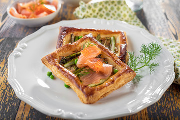 Blätertteig gebäck mit spargel und lachs
