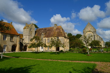 Fototapeta na wymiar Ancien Prieuré Saint-Gabriel à Saint-Gabriel-brécy (Calvados - Normandie)