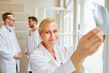 Ärztin in der Radiologie hält Röntgenbild