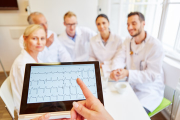 Ärzte analysieren Herzfrequenz im EKG