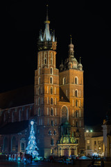 Fototapeta na wymiar Kościół Mariacki w nocy w świątecznym okresie.