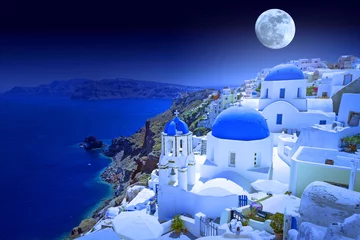Fotobehang Volle maan boven de stad Oia op het eiland Santorini, Griekenland © Patryk Kosmider