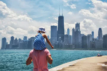 Cercles muraux Chicago Petite fille sur les épaules de son papa
