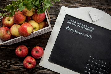 Jabłka na drewnianym tle © Olo