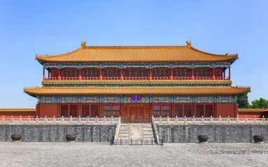 Obraz premium Traditional Chinese building under blue sky