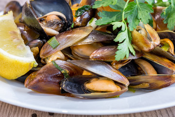 Boiled and spiced mussels dish