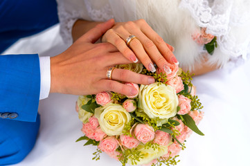 Obraz na płótnie Canvas rings and bouquet newlyweds