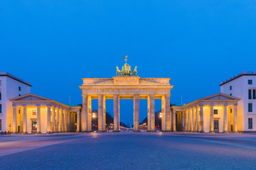 Obraz premium Brandenburger Tor (Brama Brandenburska), słynny punkt orientacyjny w Berlinie w Niemczech