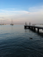 Obraz premium Garda See Italien Reise Steg Wasser Boote Yacht Berge Schön