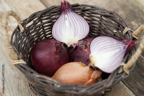"Rote und braune Zwiebeln in einem Korb" Stock photo and royalty-free